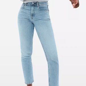 Everlane Cheeky Jean 26” crop light denim